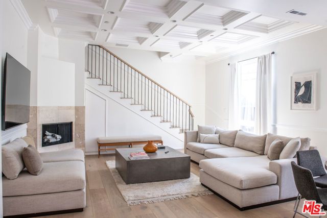8655 Hillside Avenue, West Hollywood, CA 90069