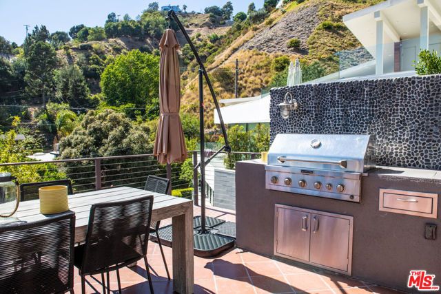 8655 Hillside Avenue, West Hollywood, CA 90069