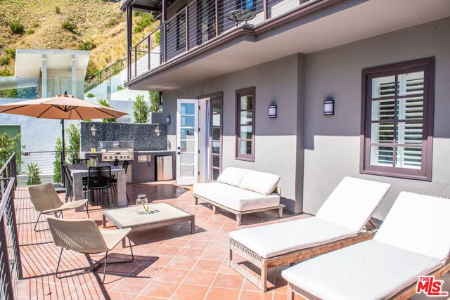 8655 Hillside Avenue, West Hollywood, CA 90069