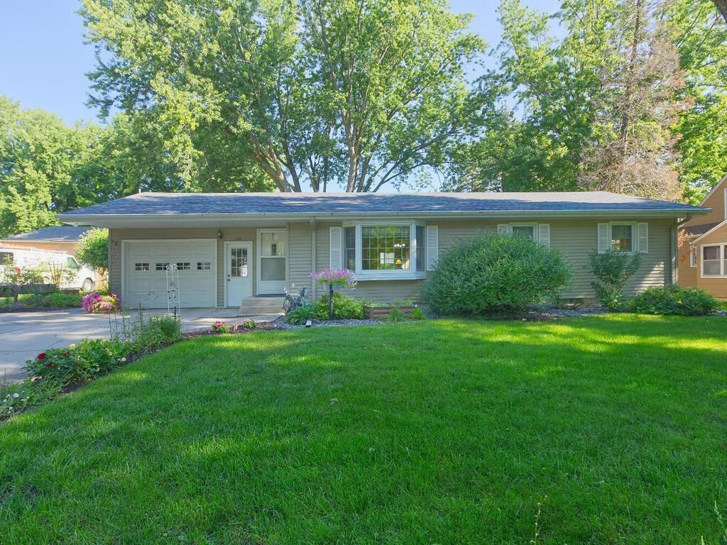 116 Fairlawn Avenue E, Winsted, MN 55395