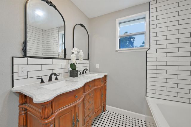 3427 Avenue L, Galveston, TX 77550