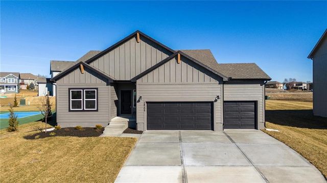 9006 SW 4th Street, Blue Springs, MO 64064