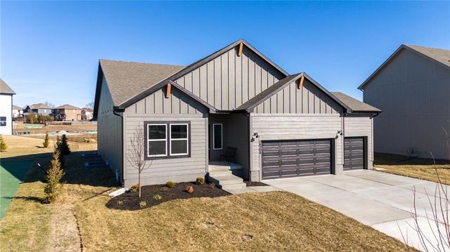9006 SW 4th Street, Blue Springs, MO 64064