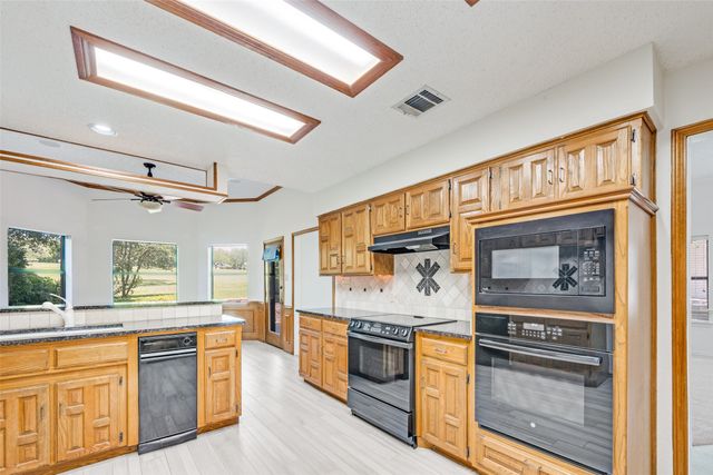 3 Oak Village Court, Trophy Club, TX 76262