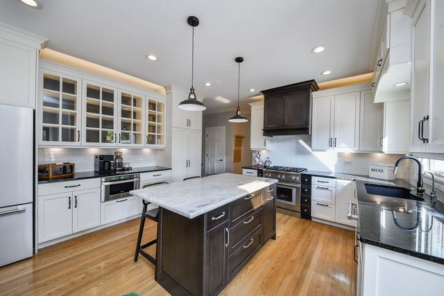 24 Winners Cup Circle, Wheaton, IL 60189