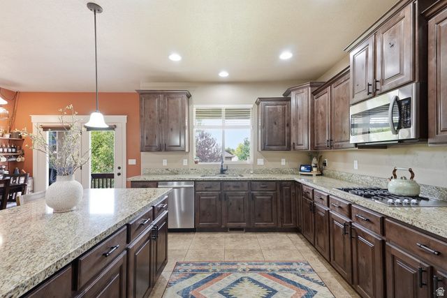 2662 W 2325 N, Farr West, UT 84404