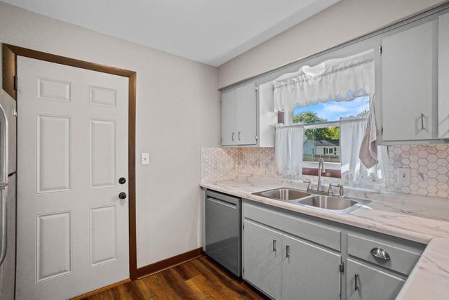 1277 Market PLACE, Waukesha, WI 53189