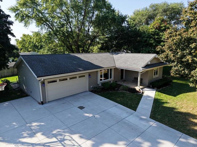 1277 Market PLACE, Waukesha, WI 53189