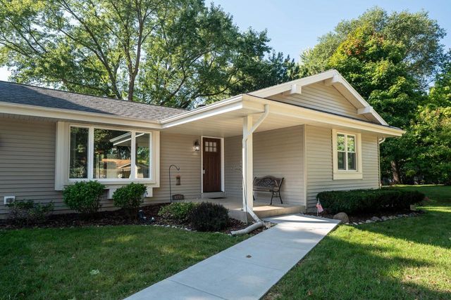 1277 Market PLACE, Waukesha, WI 53189