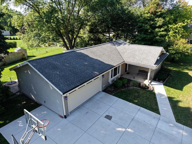 1277 Market PLACE, Waukesha, WI 53189