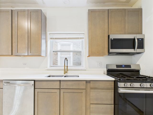 8015 S Paxton Avenue, Chicago, IL 60617