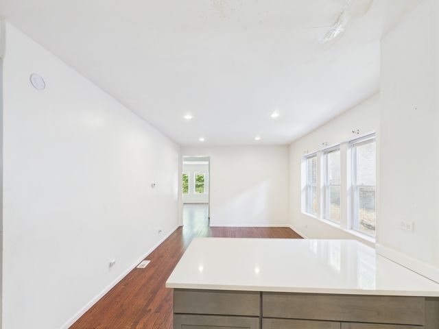 8015 S Paxton Avenue, Chicago, IL 60617