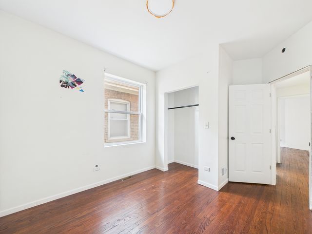 8015 S Paxton Avenue, Chicago, IL 60617