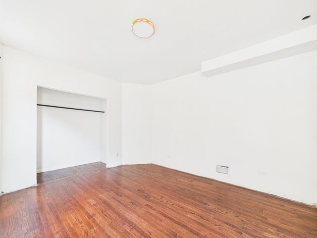 8015 S Paxton Avenue, Chicago, IL 60617