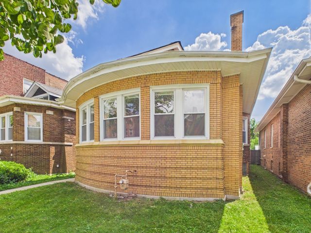 8015 S Paxton Avenue, Chicago, IL 60617