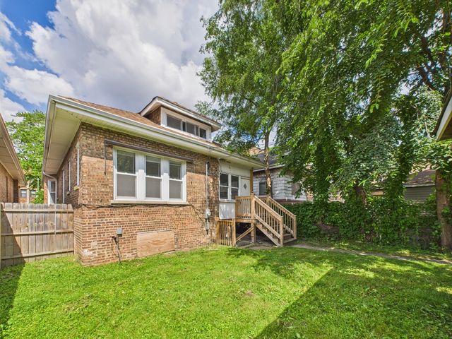 8015 S Paxton Avenue, Chicago, IL 60617