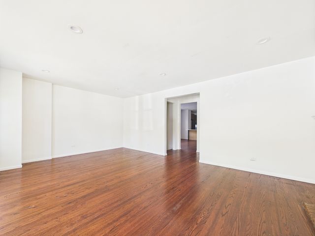 8015 S Paxton Avenue, Chicago, IL 60617