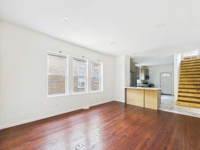 8015 S Paxton Avenue, Chicago, IL 60617