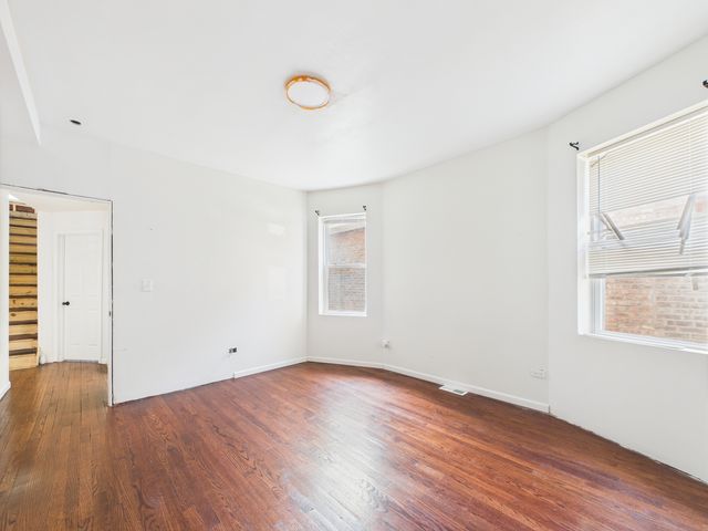8015 S Paxton Avenue, Chicago, IL 60617