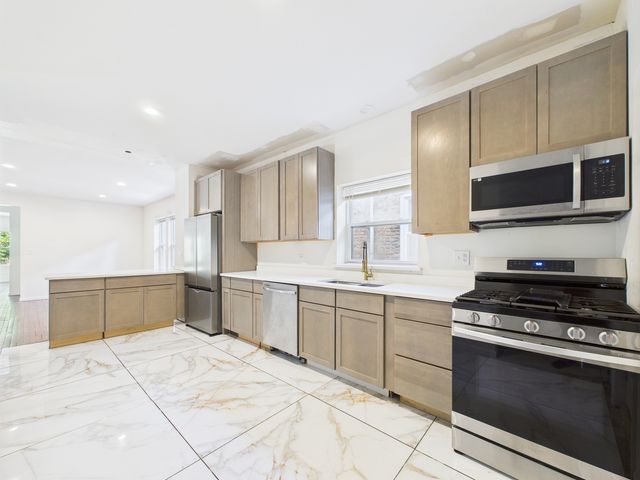 8015 S Paxton Avenue, Chicago, IL 60617