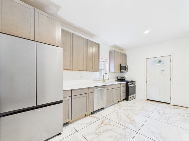 8015 S Paxton Avenue, Chicago, IL 60617