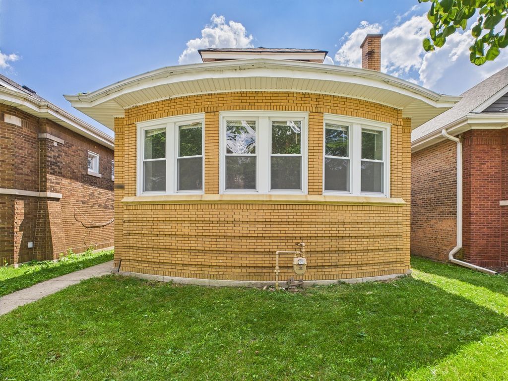 8015 S Paxton Avenue, Chicago, IL 60617