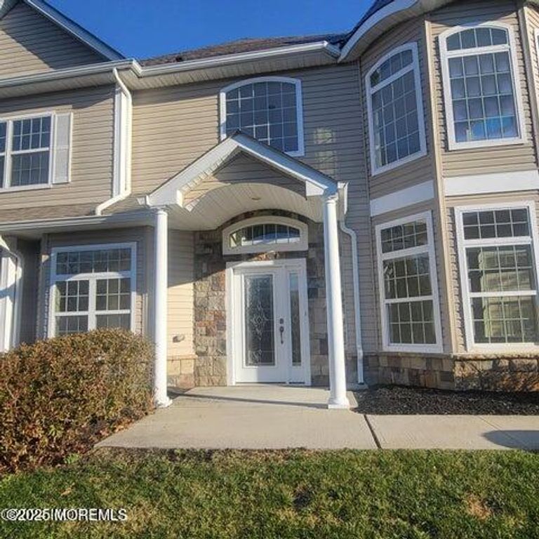 35 Abbey Road, Tinton Falls, NJ 07753