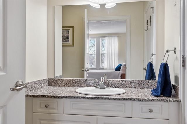 3 Harvest Dr 107, North Andover, MA 01845