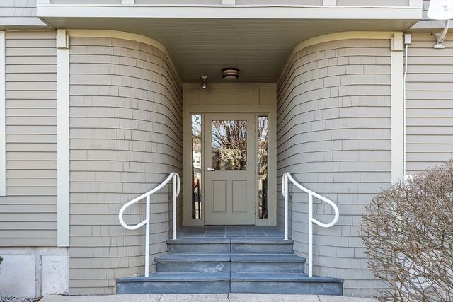 3 Harvest Dr 107, North Andover, MA 01845