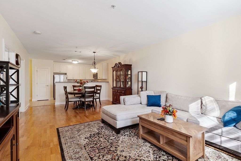 3 Harvest Dr 107, North Andover, MA 01845