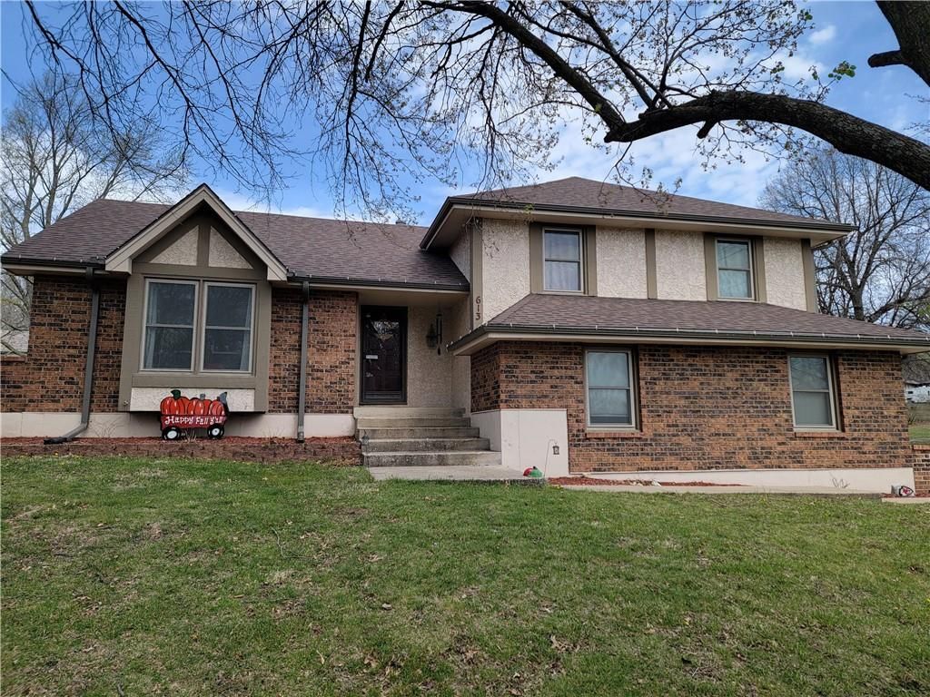 613 NE Locust Drive, Blue Springs, MO 64014