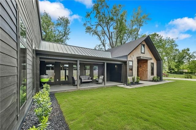 715 8th Street, Bentonville, AR 72712