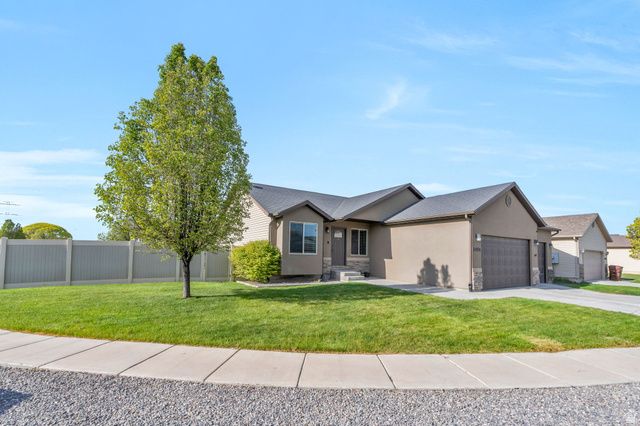 2454 E OX YOKE DR, Eagle Mountain, UT 84005