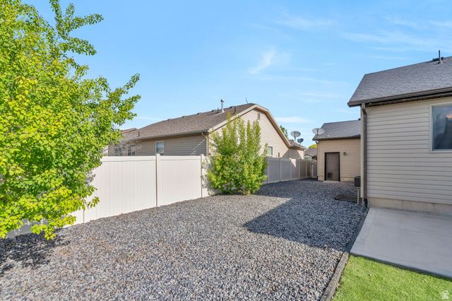 2454 E OX YOKE DR, Eagle Mountain, UT 84005