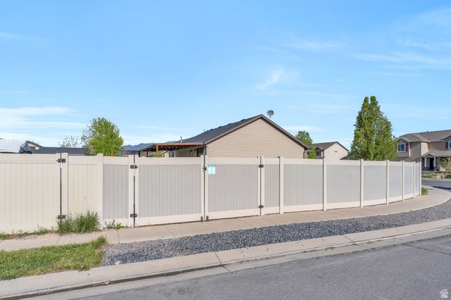 2454 E OX YOKE DR, Eagle Mountain, UT 84005