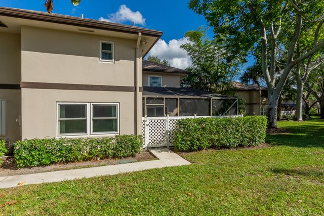 31 Clinton Court C, Royal Palm Beach, FL 33411