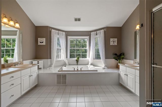 12 Timberline Lane, Oakland, NJ 07436