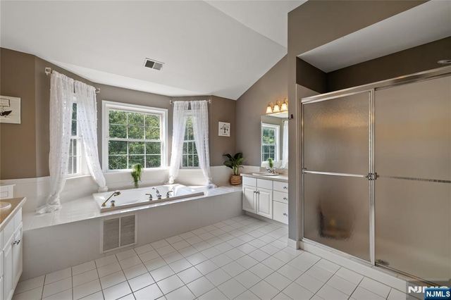 12 Timberline Lane, Oakland, NJ 07436