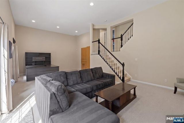 12 Timberline Lane, Oakland, NJ 07436