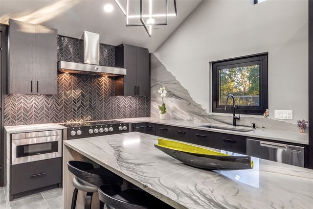 6566 Ridgeview Circle, Dallas, TX 75240