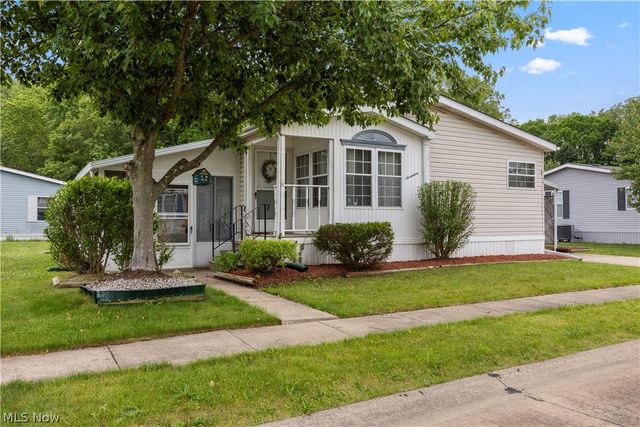 17 Schuberts Alley, Olmsted Twp, OH 44138