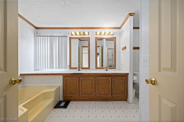 17 Schuberts Alley, Olmsted Twp, OH 44138