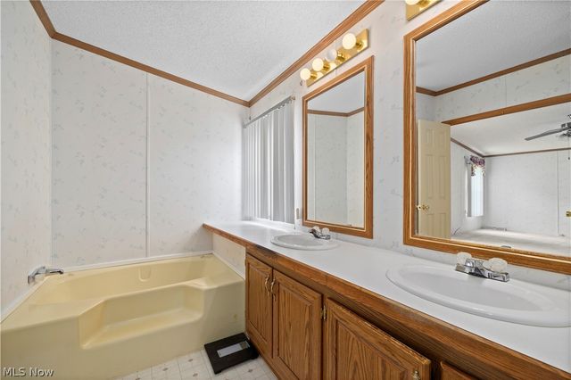 17 Schuberts Alley, Olmsted Twp, OH 44138