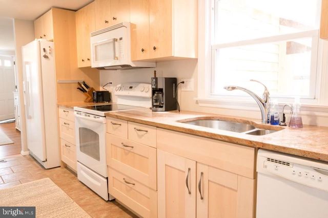 6 W 11 ST, Barnegat Light, NJ 08006