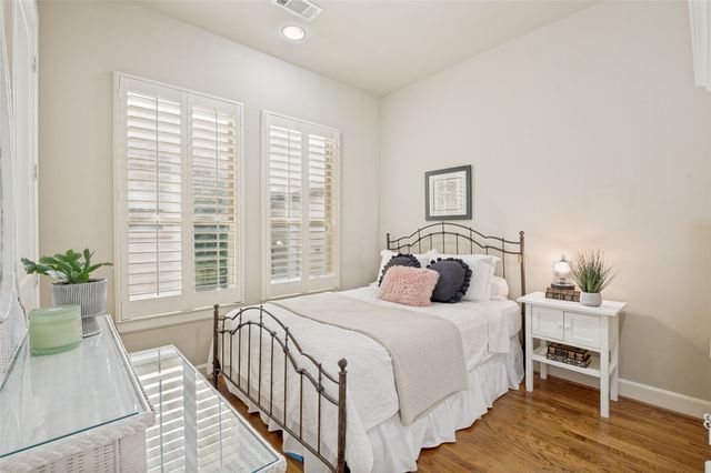 7333 Valley View Lane 304, Dallas, TX 75240