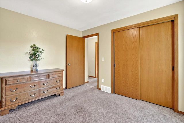 2919 S MOON BEAM COURT, Appleton, WI 54915