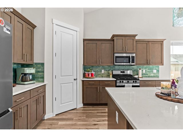 2407 W 8TH Ave, Junction City, OR 97448