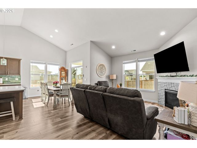 2407 W 8TH Ave, Junction City, OR 97448