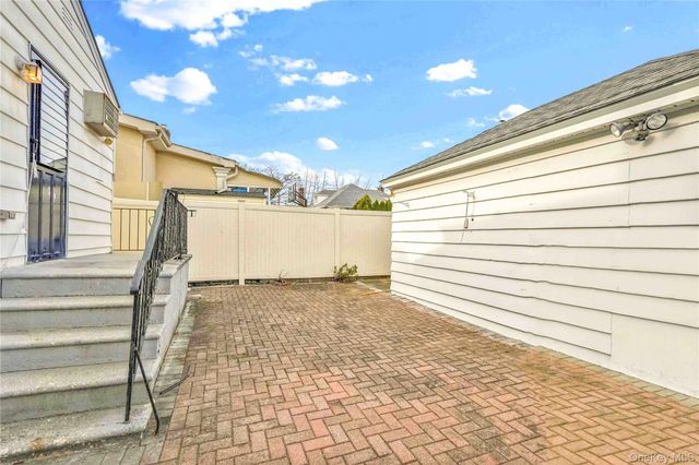 85-86 263 Street, Floral Park, NY 11001