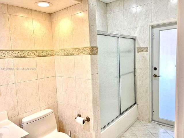 8899 NW 176th Ln, Hialeah, FL 33018